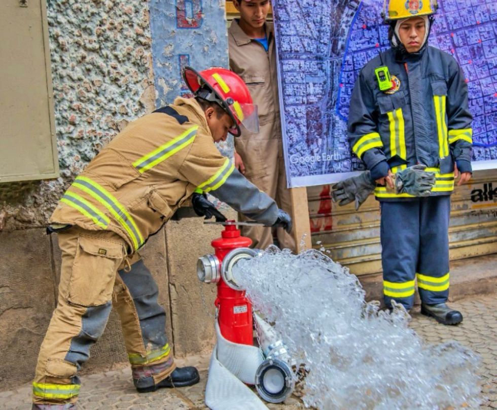 Bomberos inspeccionan los hidrantes de la ciudad 