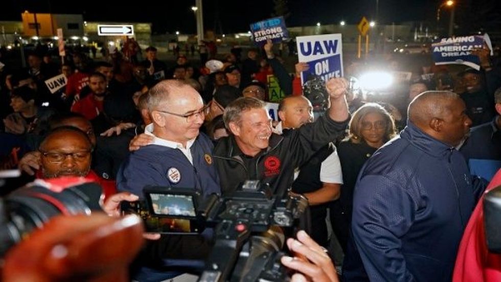 Miles de trabajadores se suman al paro automotriz en EEUU