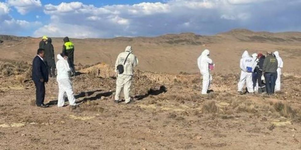 Macabro hallazgo: los enterraron maniatados y con bolsas en la cabeza