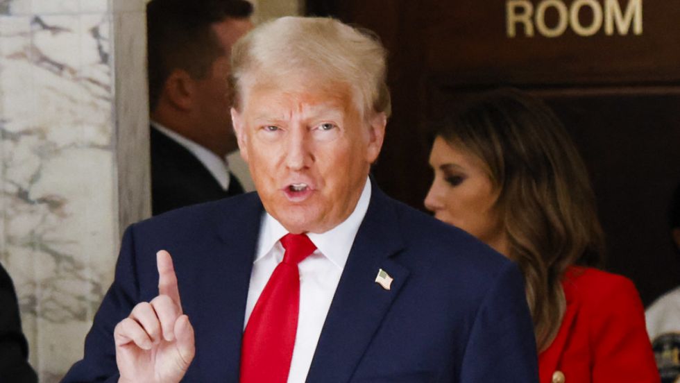 Juez impone orden de silencio a Donald Trump