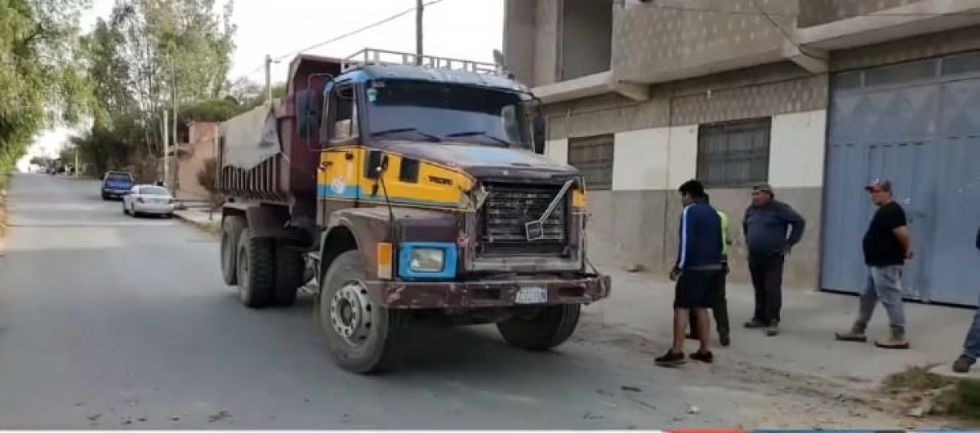 Tarija: Chofer de camión fuga tras chocar con un muro   
