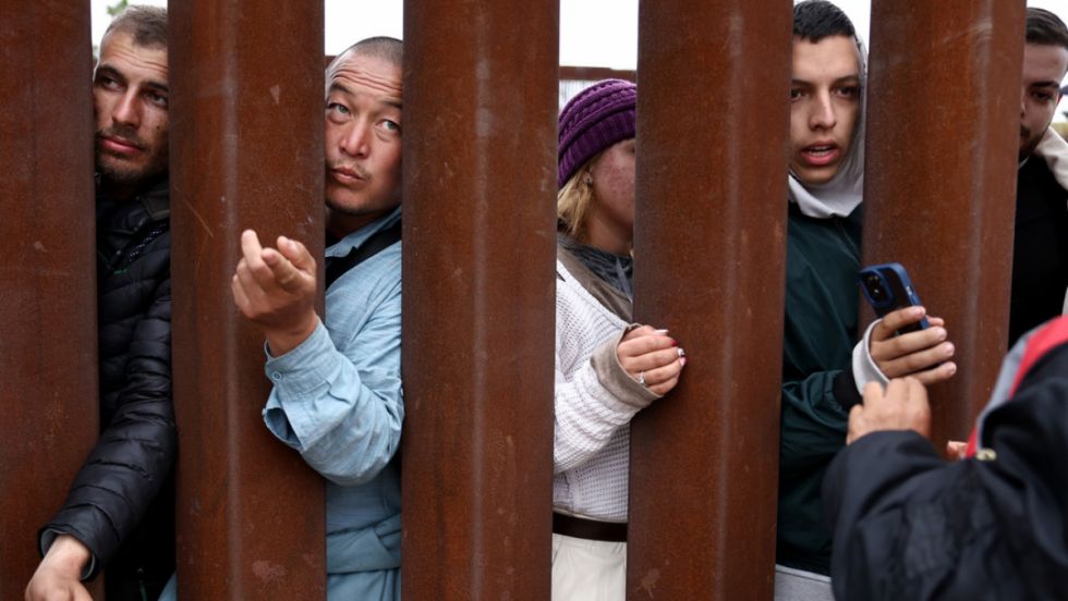 AMLO reprueba decisión de ampliar muro fronterizo
