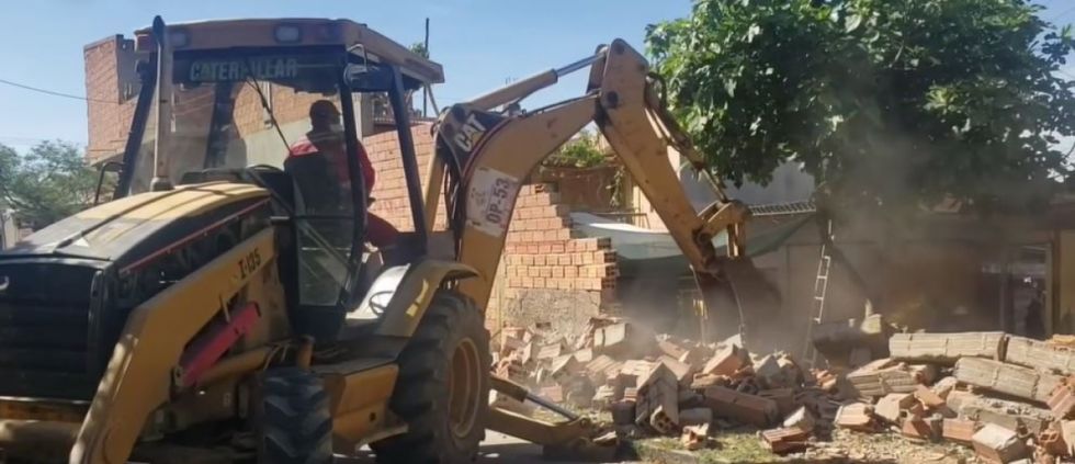 Demuelen construcciones ilegales en el barrio La Florida de Tarija