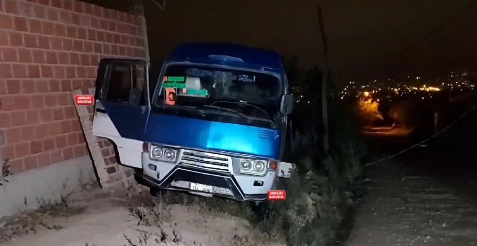 Tarija: Vehículo baja de retro y choca contra un muro