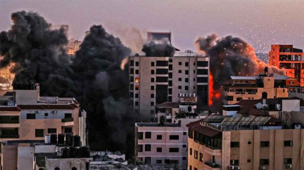 Más bombas contra Gaza; siguen los combates en Israel
