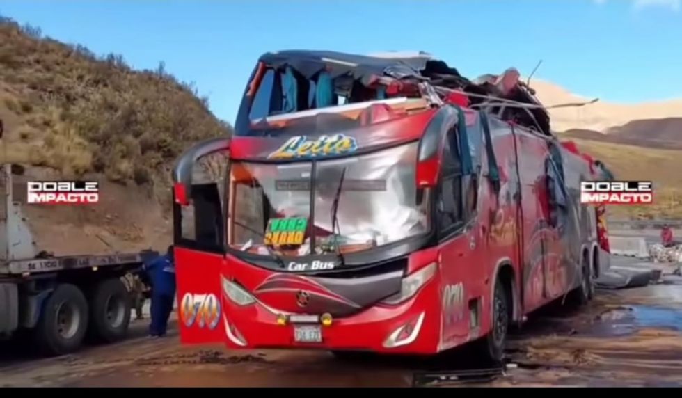 Un fallecido y 19 heridos tras accidente en la carretera Oruro-Cochabamba