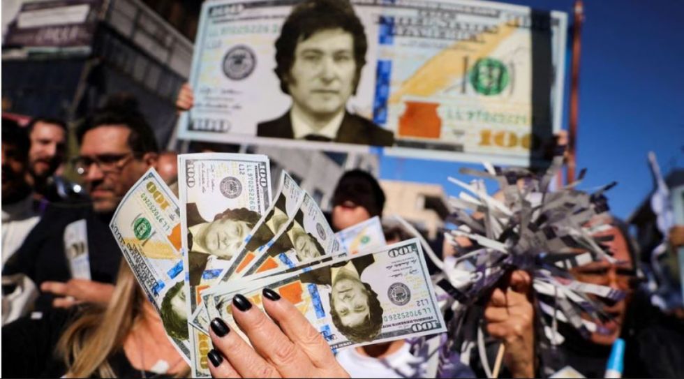 Dólar 'Blue' en Argentina rompe barrera de los 1.000 pesos en medio de tensión preelectoral