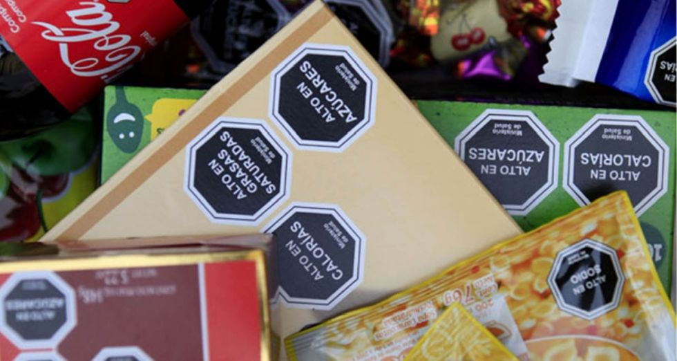 Proponen ley para poner sellos de advertencia a la ‘comida chatarra’ y quitarle imágenes infantiles