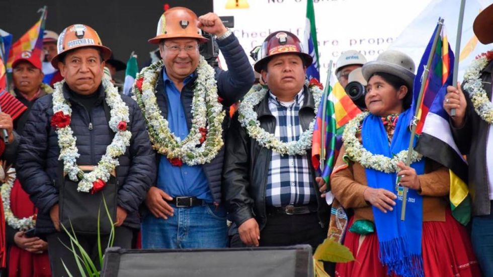 Arce da su palabra y promete cumplir manifiesto del cabildo: 'No somos cobardes ni traidores'