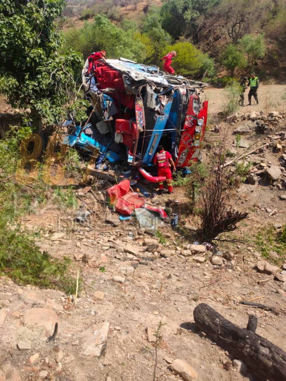 Un bus con militantes del MAS volcó cerca a Padcaya 