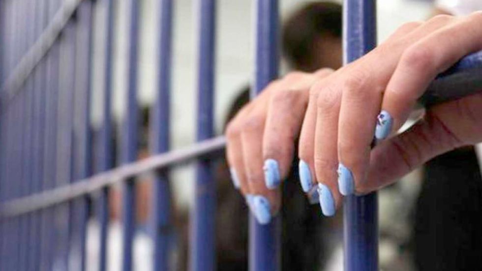 Encuentran a adolescente desaparecida en un cárcel consumiendo bebidas con reos y policías
