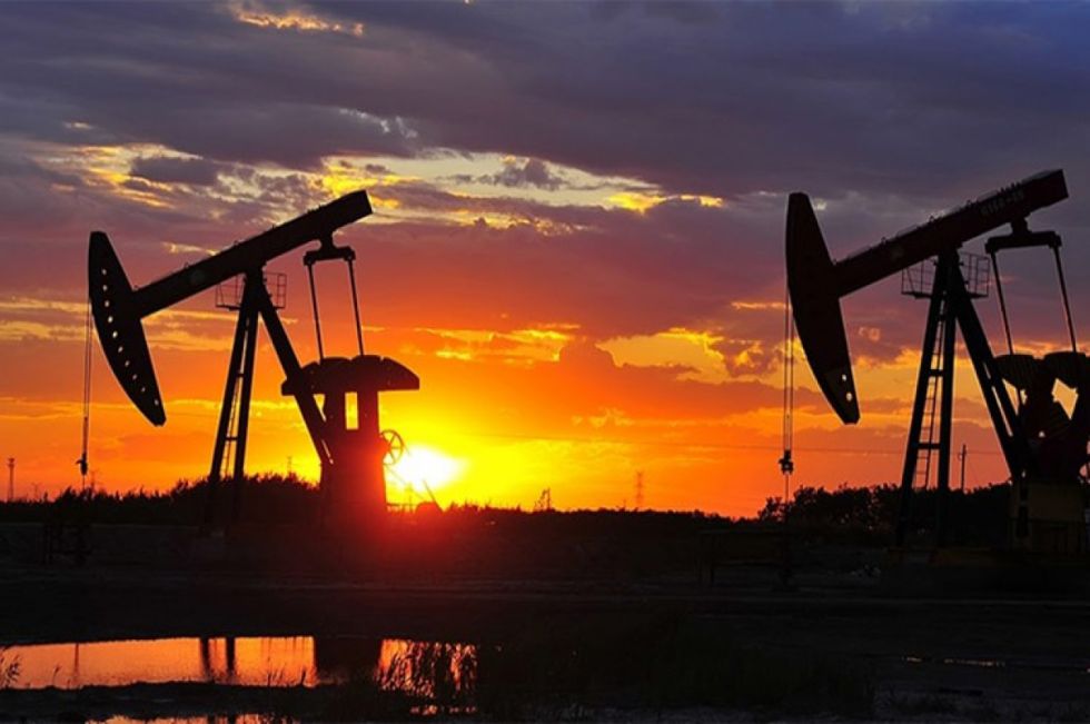 Barril de petróleo cae más de un dólar