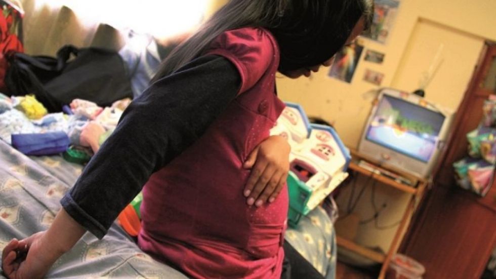 Mamá de la niña violada por un regente pide pruebas de ADN, cree que hay más agresores
