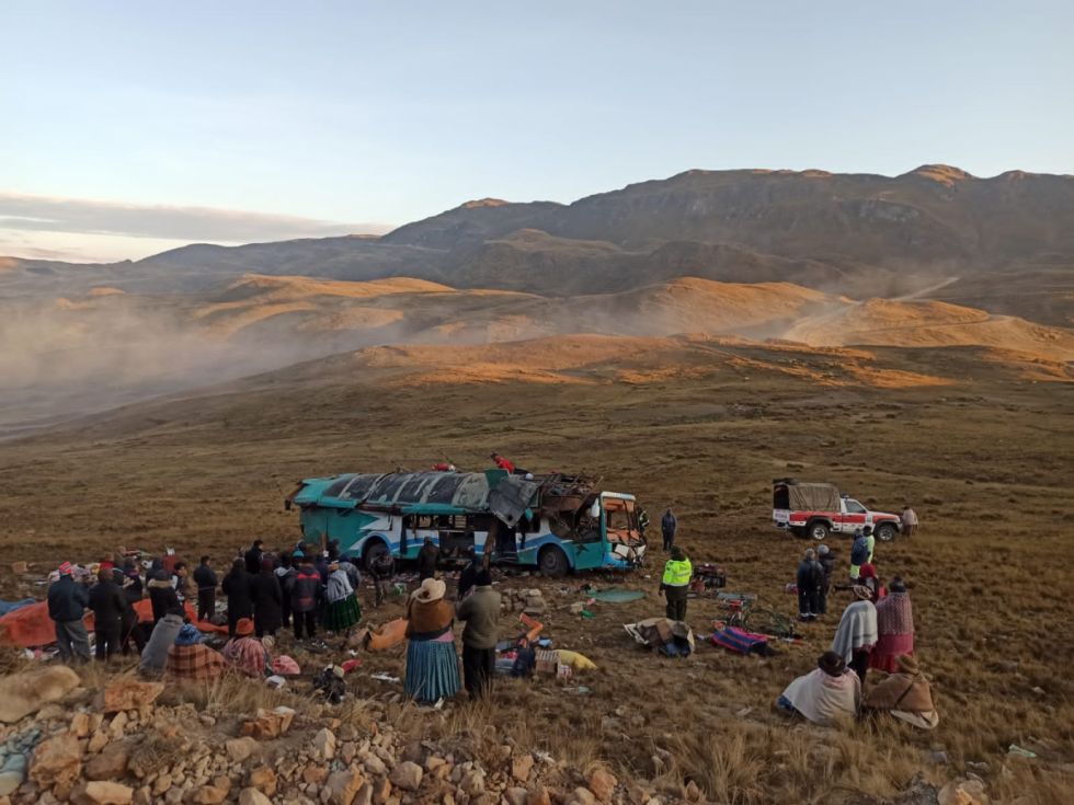 Al menos seis muertos y varios heridos tras el vuelco de un bus en la vía La Paz - Apolo