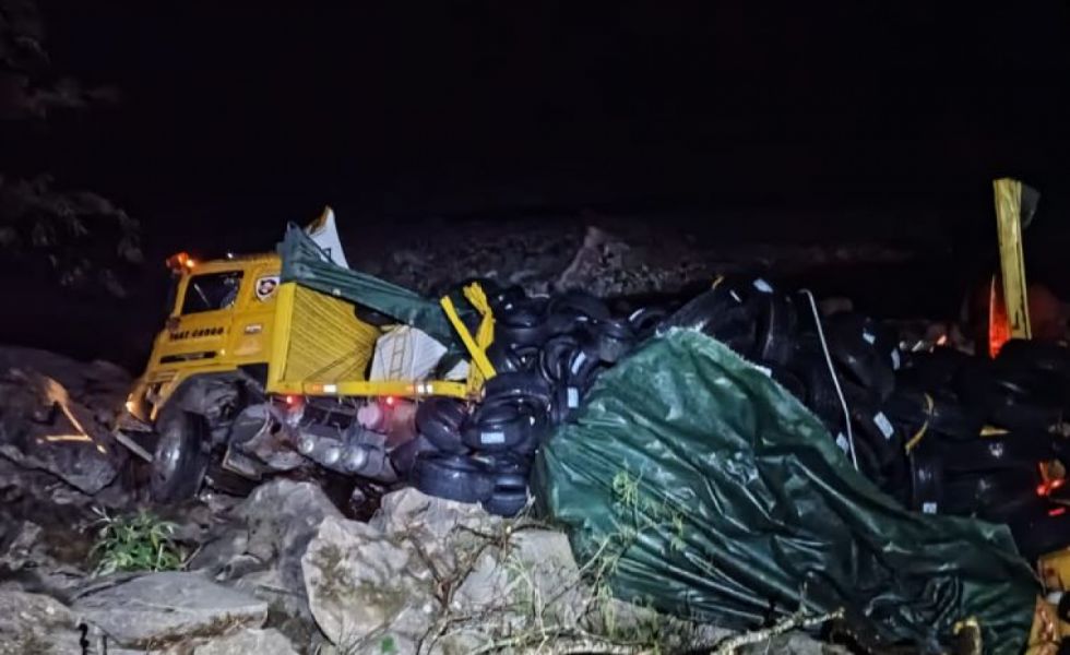 Camión cargado de llantas cae al río en la ruta Tarija - Bermejo