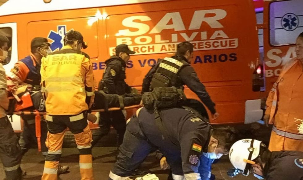 Una mujer se lanzó desde un puente, pero un guardia la protegió en su caída recibiendo el impacto