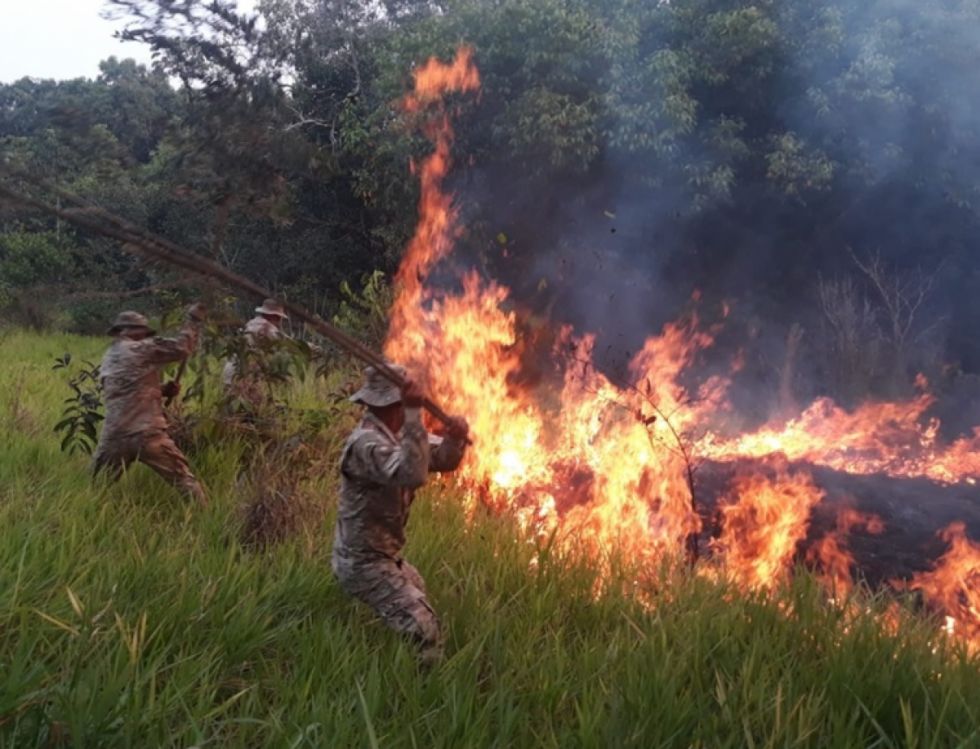 Bomberos de Tarija se trasladan a Santa Cruz para sofocar incendios 