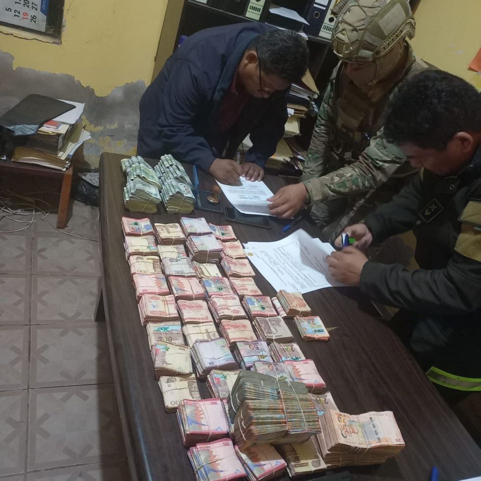 Villa Montes: Militares hallan $us 172.000 y Bs 413.000 escondidos en un bus