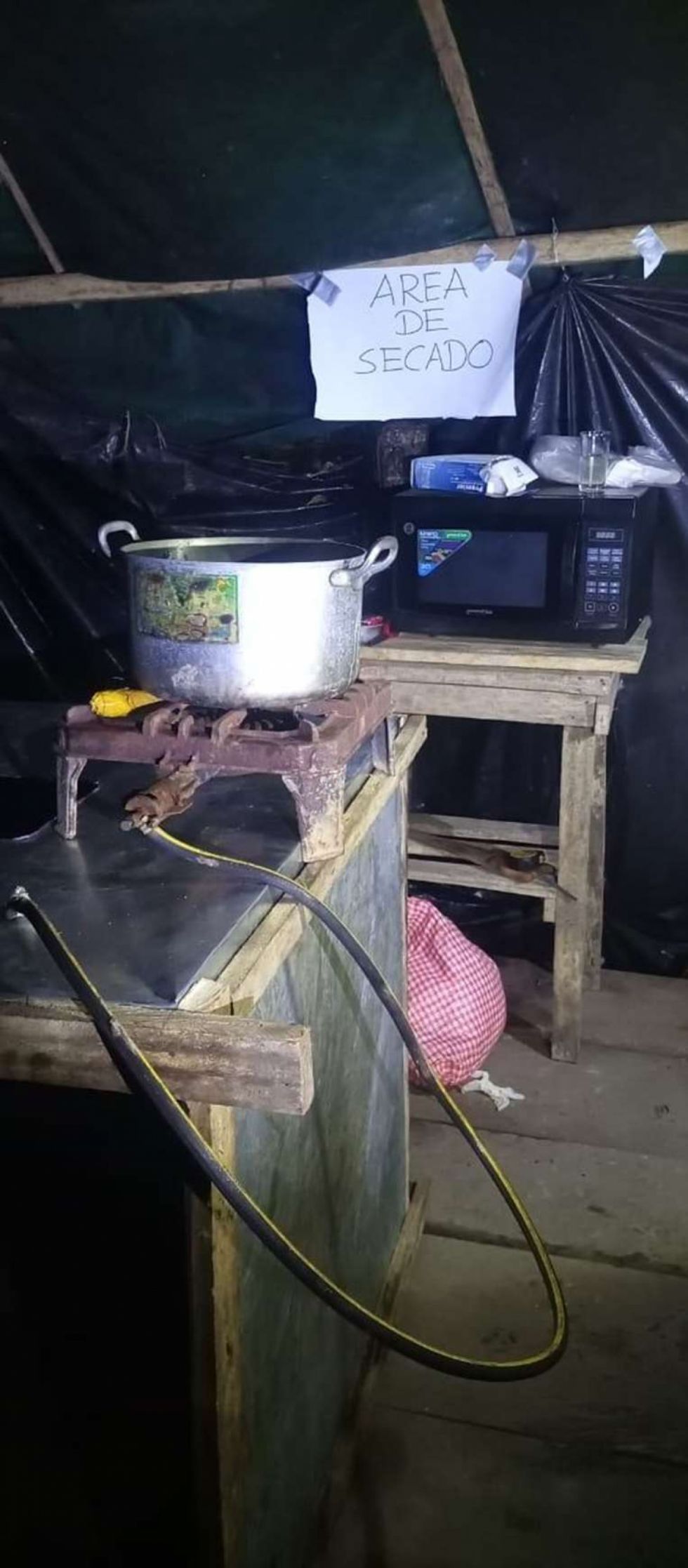 Agentes antidrogas hallan en Ivirgarzama un laboratorio de producción de cocaína