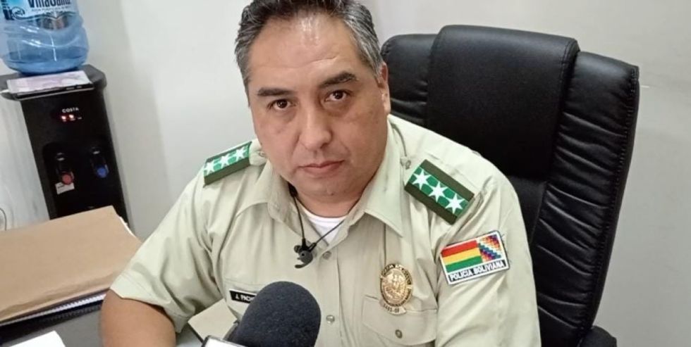 Camioneta se embarranca en la ruta a Potosí 