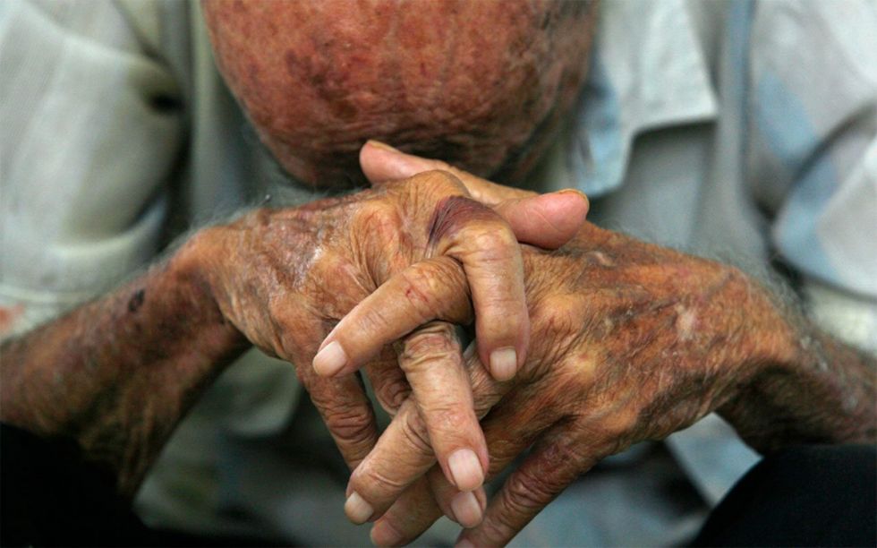 Tarija: Dos mujeres roban 3.000 bolivianos a un anciano 