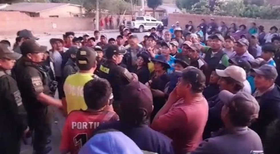 Tensión en los Cintis: Comunarios se oponen a decomiso de autos chutos y presionan para su devolución