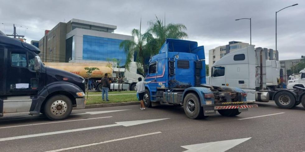 Bloqueo de cisternas en puertas de YPFB en Santa Cruz cumple su segundo día