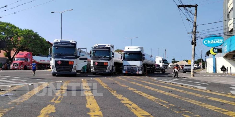 Cisterneros inician tercera jornada de protestas y YPFB convoca al diálogo