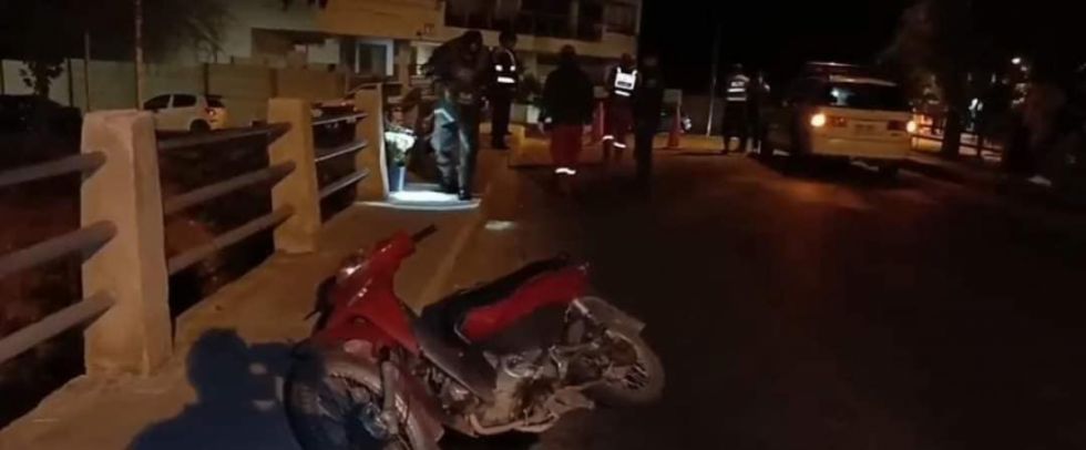 Muere joven motociclista tras impactar con la acera y ser arrojado a una quebrada en Tarija