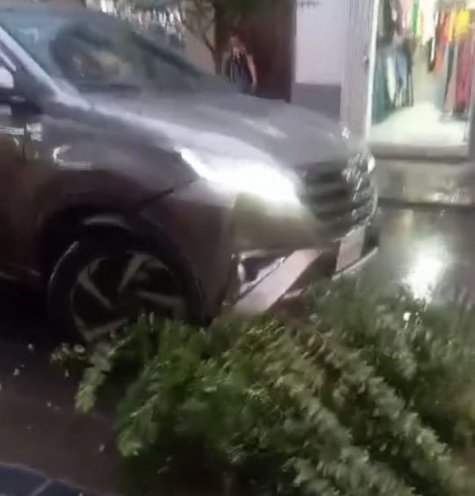 Vehículo se llevó por delante un macetero y casi atropella a un presentador de TV (Video)