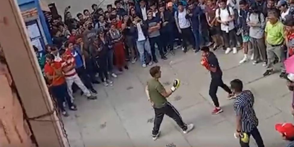 Estudiantes a golpes en pleno patio de la UMSS, fue en un “cierre de campaña”