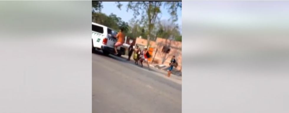 (Video) Bagayeros y gendarmes se enfrentan en Aguas Blancas tras decomiso de mercadería