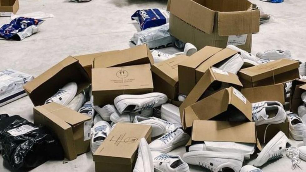 Aprehenden a sujeto que robó cuatro bolsas con zapatillas 