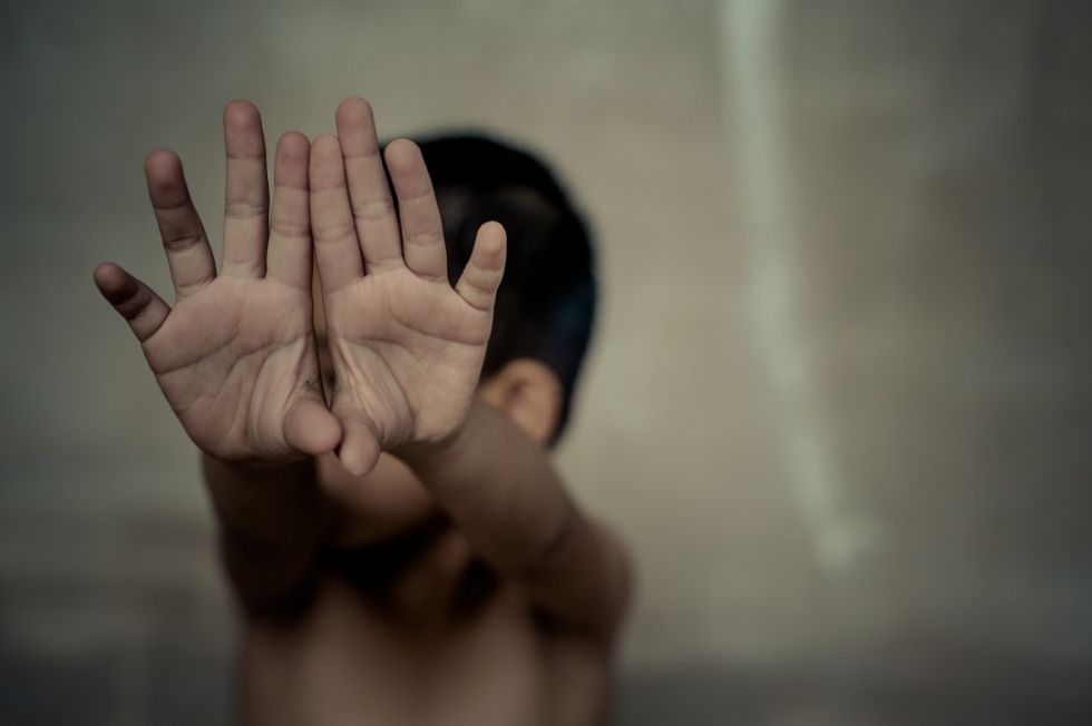 Demandarán a padrastro que agredió a un niño en la calle 