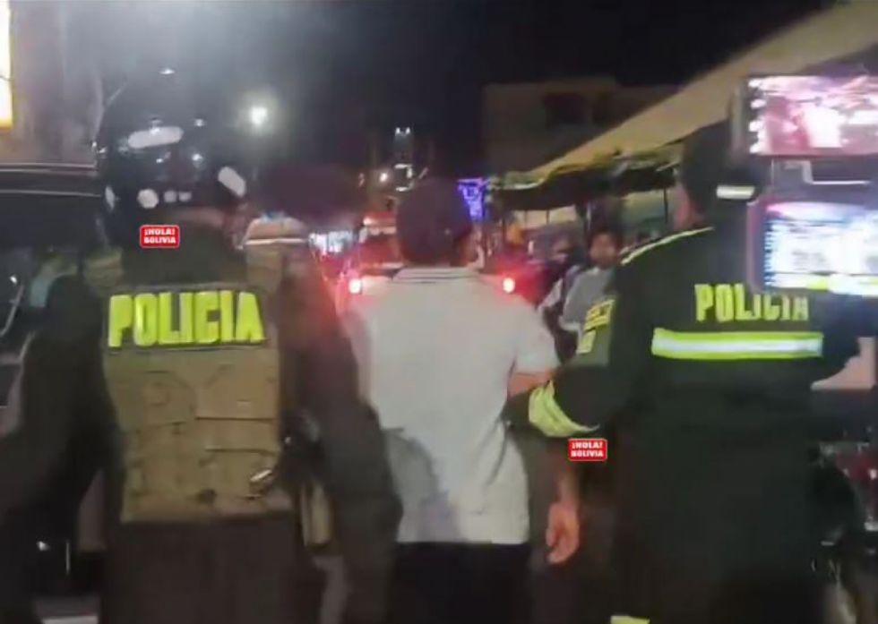 Arrestan a conductor de taxi en Tarija tras golpear a un motociclista con un extintor