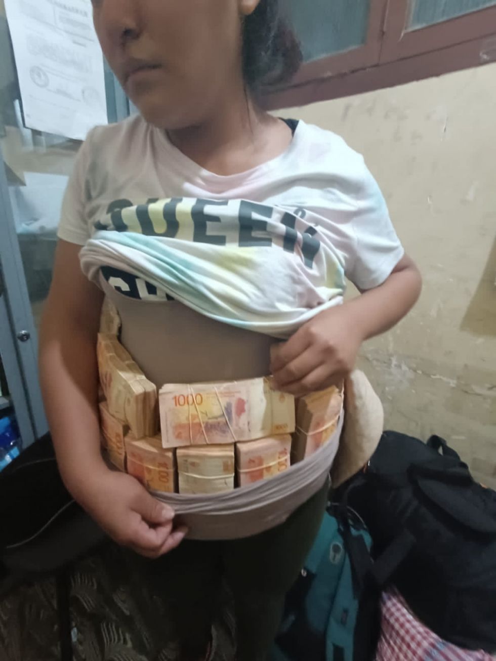 Aprehenden a mujer con más de 14 millones de pesos ocultos en su vientre en Tarija