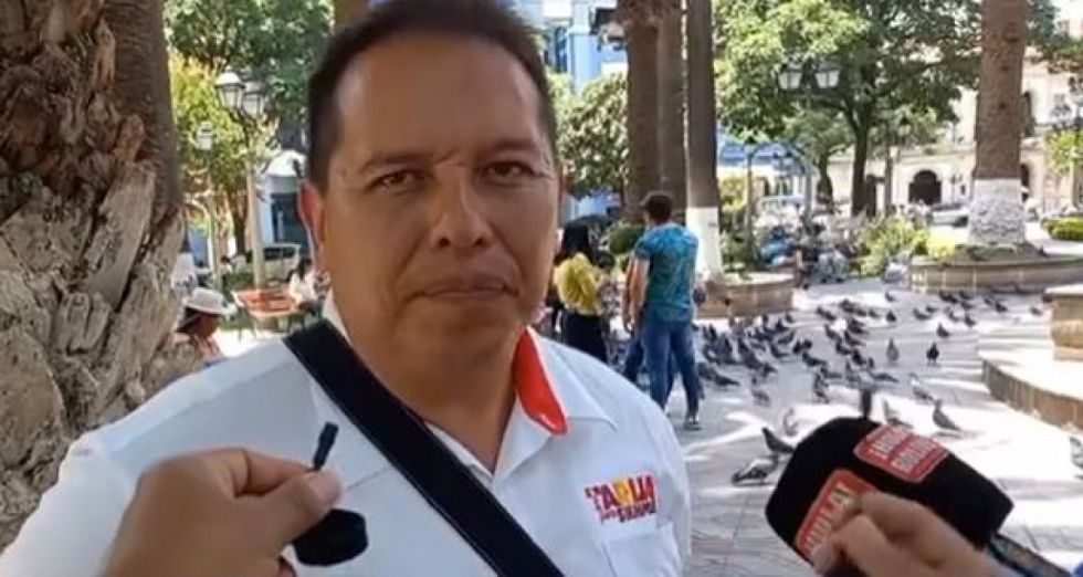 Perro muerde a transeúnte en plaza principal de Tarija