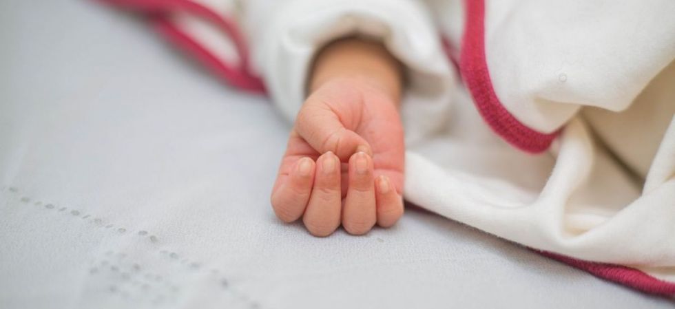Falleció la bebé que fue golpeada y abandonada en una bolsa por su madre 