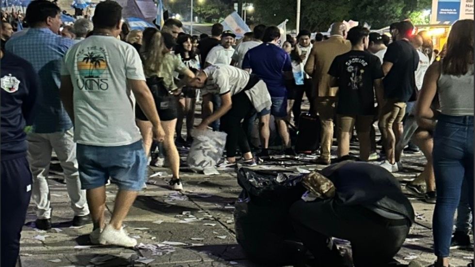 Como japoneses: simpatizantes de Milei limpiaron tras sus festejos