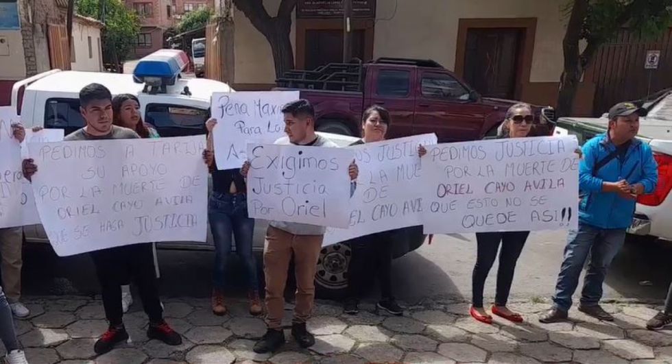 Instalan vigilia en FELCC de Tarija en busca de justicia por Oriel Cayo
