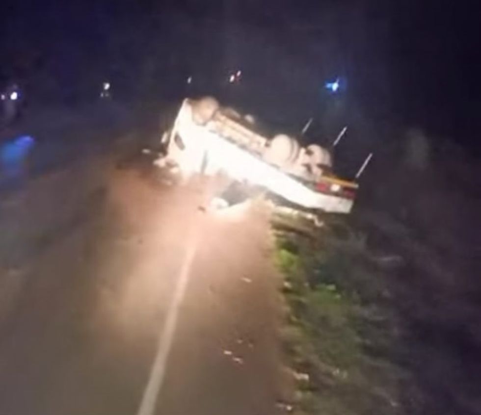 Choque frontal entre una vagoneta y un camión en la Ruta 9 (Video)