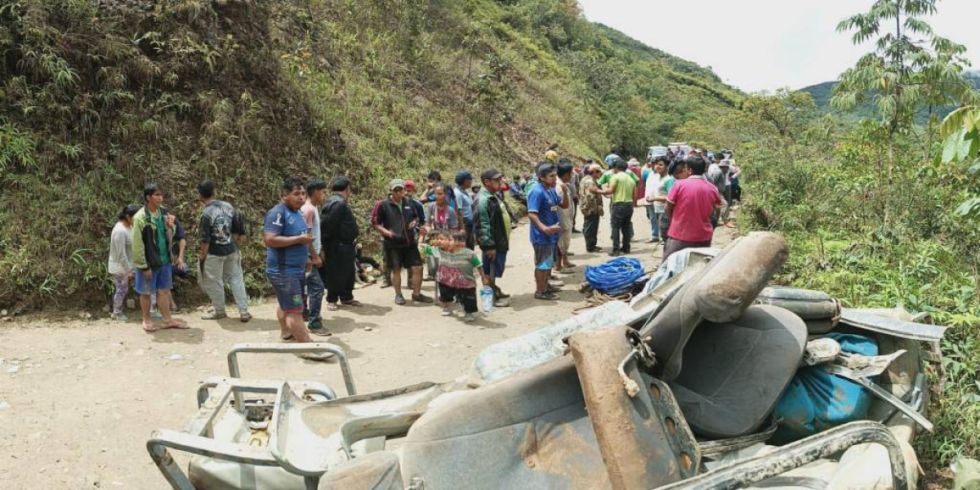 Seis muertos y siete heridos tras la caída de un minibús a un barranco en la carretera a los Yungas