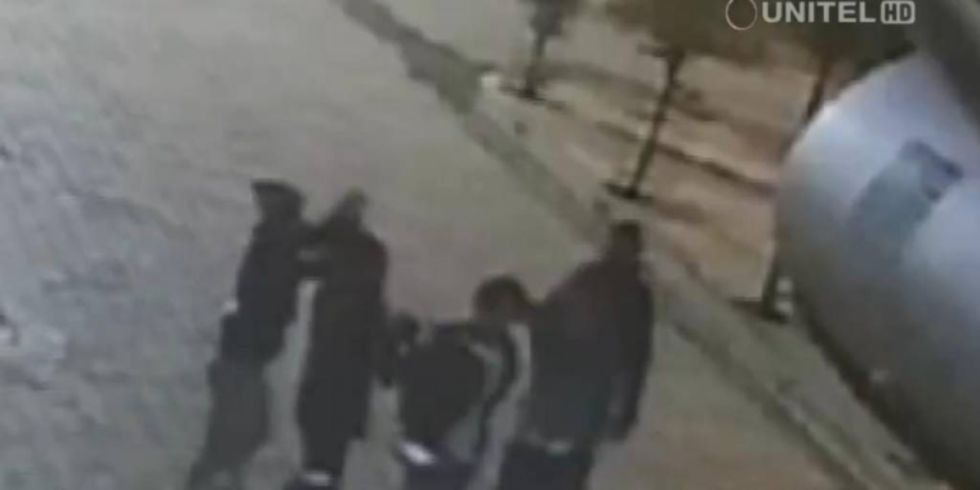 Los estrangularon hasta dejarlos inconscientes para robarles hasta sus zapatos; todo quedó grabado