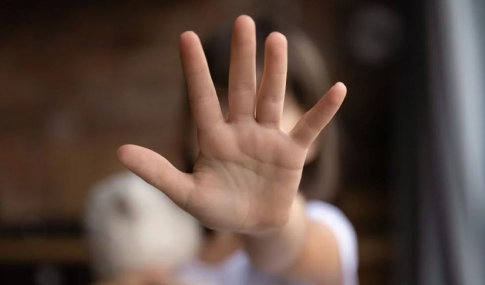 Sujeto es sentenciado a 20 años de cárcel por violar repetidamente a su hija en Tarija