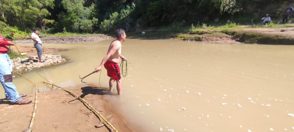 Investigan cómo el pescador desaparecido cayó al agua 