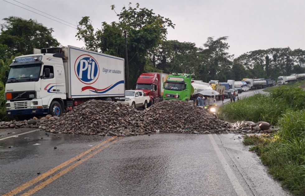 Transportistas y cocaleros tienden a masificar bloqueo de caminos en el Trópico; gobierno llama al diálogo