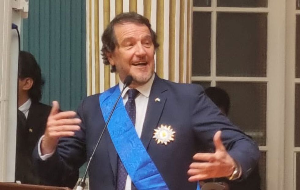 Embajador argentino se va de Bolivia condecorado y anuncia que se sumará a la resistencia frente al Gobierno de Milei