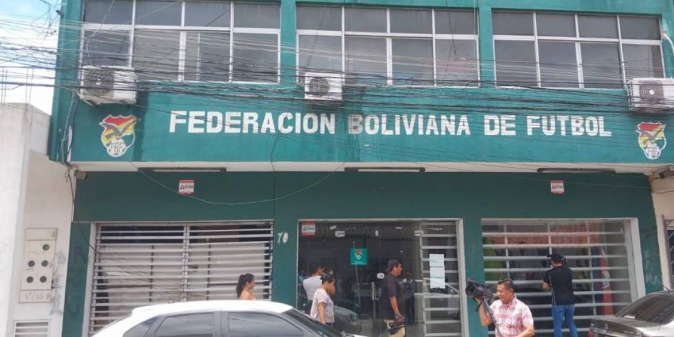 Agentes antinarcóticos y la Fiscalía allanan oficinas de la FBF en Santa Cruz