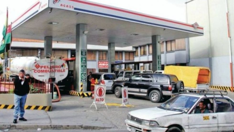 Transportistas evalúan paro nacional por escasez de combustible en Bolivia