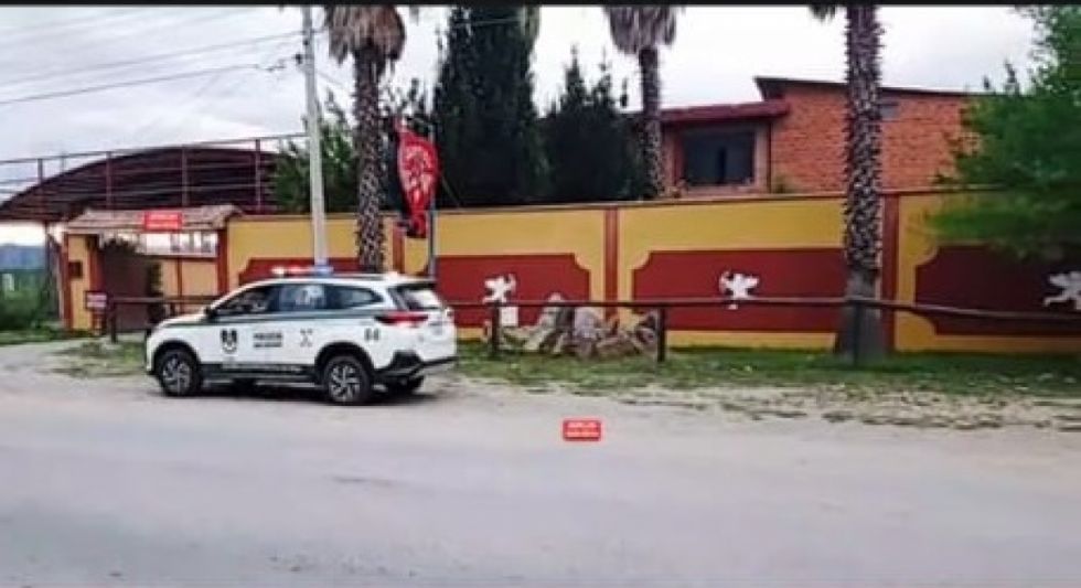 Policía realiza el levantamiento de un cadáver del motel Tú y Yo